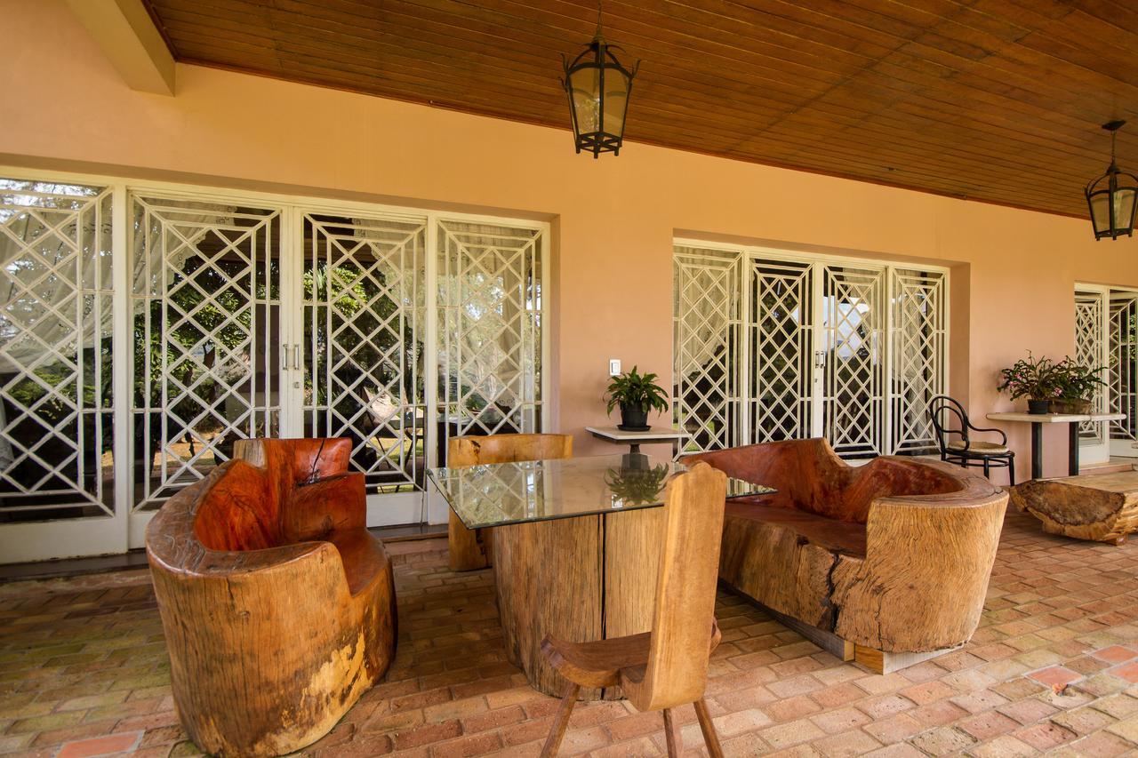 Casa De Cor Rosa Casa Dos Pinheiros